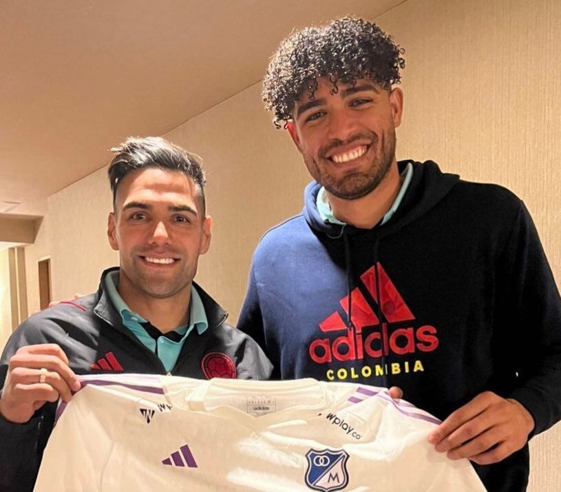 Falcao y Álvaro Montero posan con la camiseta de Millonarios / Instagram: @alvaromontero1.