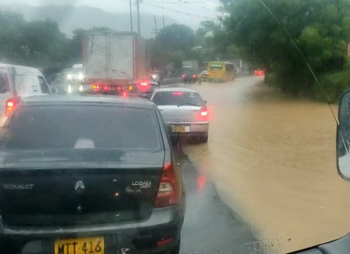 Caos en la movilidad por lluvias en el área