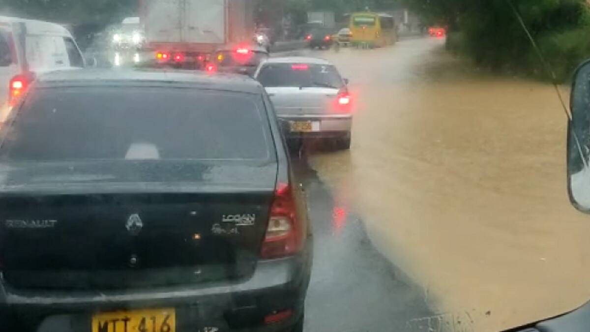 Lluvias ocasionan inundaciones en varias vías del área metropolitana de Bucaramanga