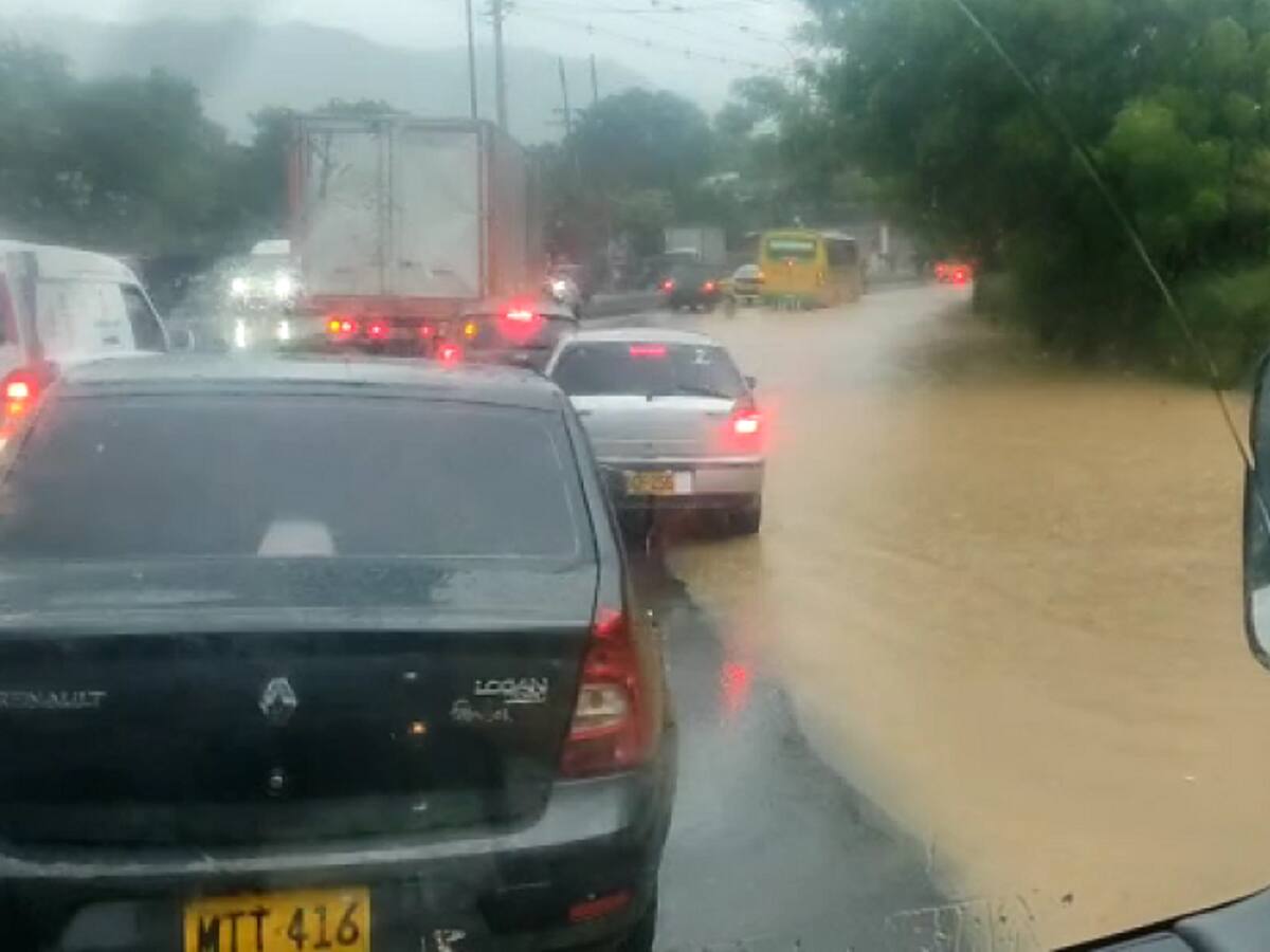 Lluvias ocasionan inundaciones en varias vías del área metropolitana de Bucaramanga
