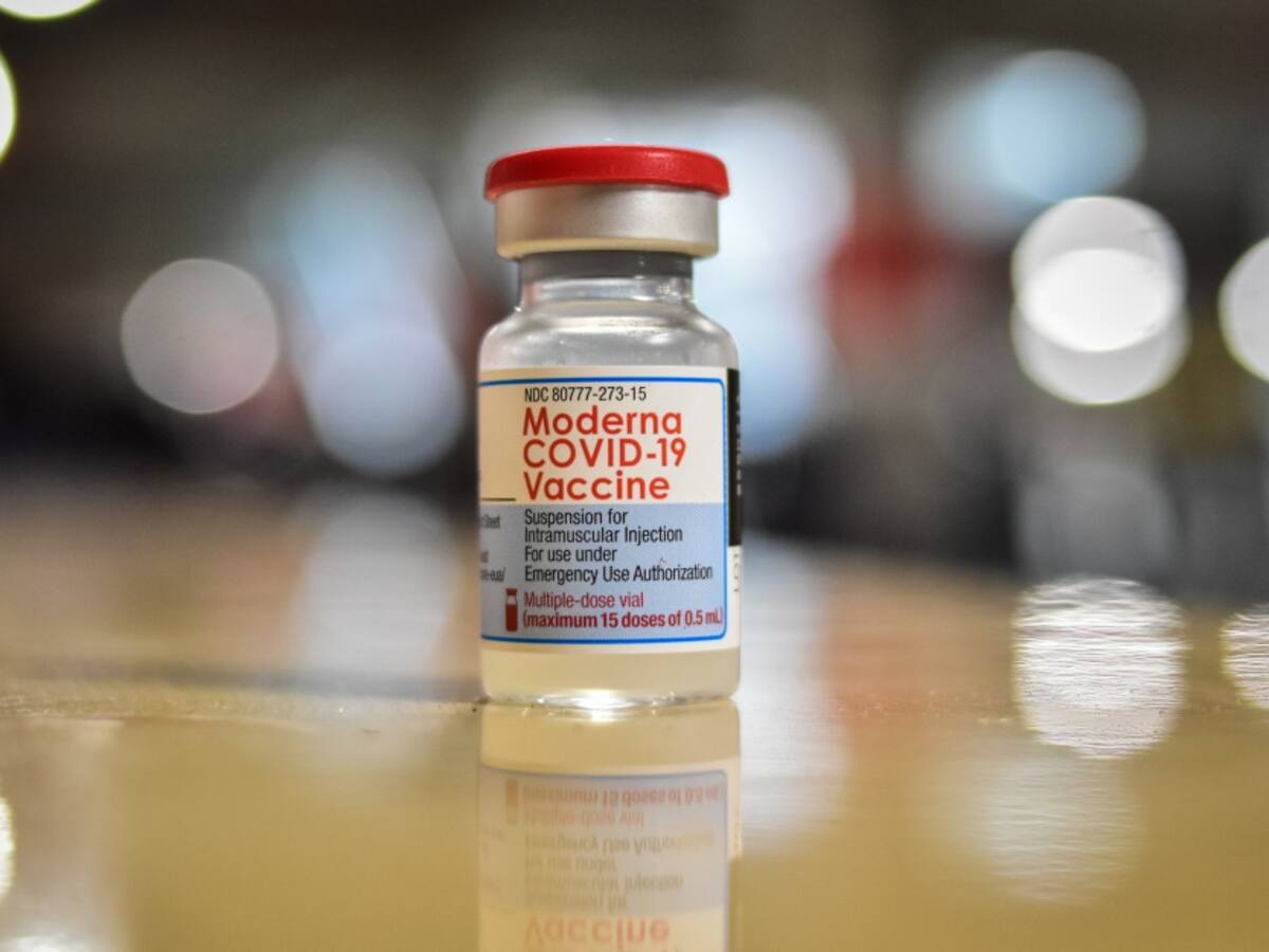 Vacunas de Moderna llegarán el domingo en la medianoche