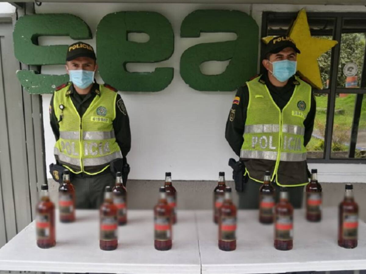 Incautan licor de contrabando en un camión de encomiendas