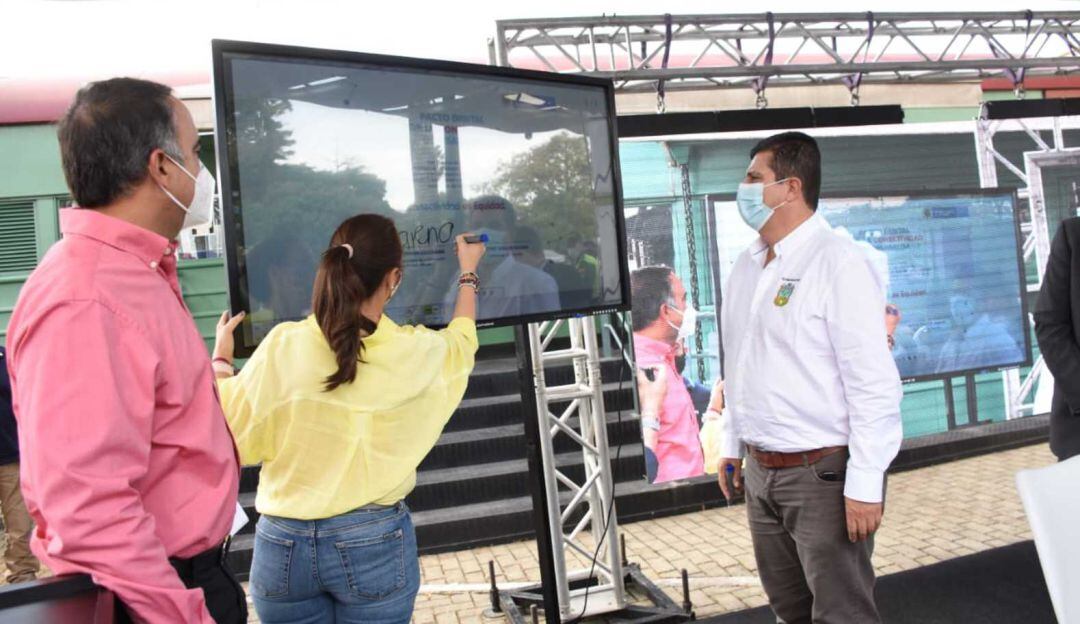 Firma del Pacto Digital.