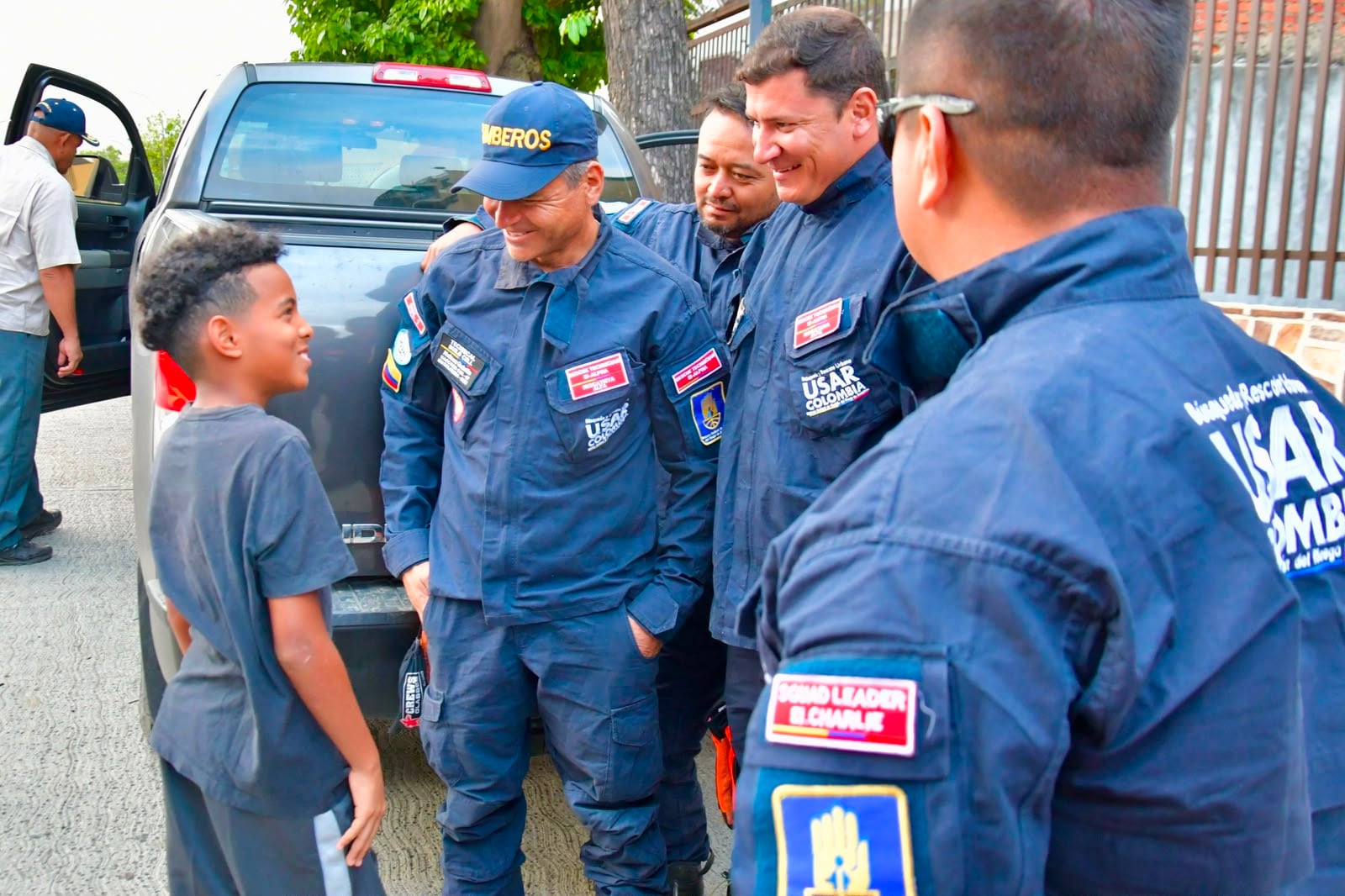 Moisés Calzadilla junto a sus rescatistas.