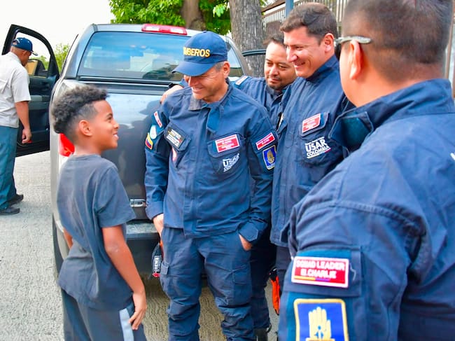 Moisés Calzadilla junto a sus rescatistas.