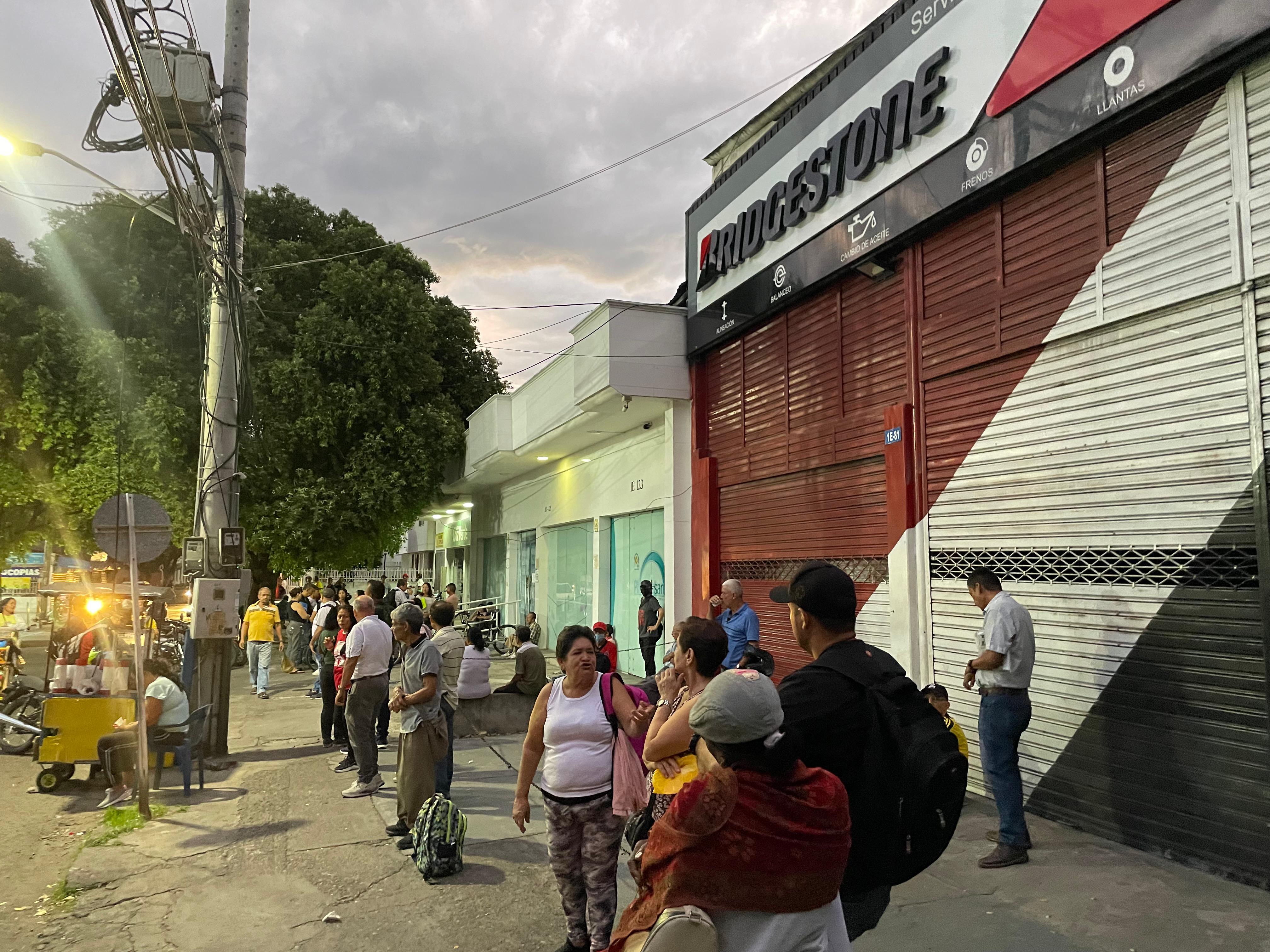 Usuarios a la espera de medicamentos / Foto:  Caracol Radio