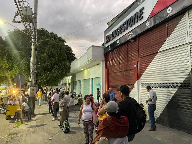 Usuarios a la espera de medicamentos / Foto: Caracol Radio