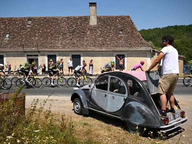BERGERAC, FRANCE - JULY 11: (L-R) Fernando Gaviria of Colombia and Team Caja Rural - Seguros RGA, Nelson Oliveira of Portugal and Team Movistar, Bruno Armirail of France and Team Visma | Lease a Bike and a general view of the peloton competing during the 113th Tour de France 2026, Stage 8 a 180.4km stage from Perigueux to Bergerac / #UCIWT / on July 11, 2026 in Bergerac, France. (Photo by Dario Belingheri/Getty Images)