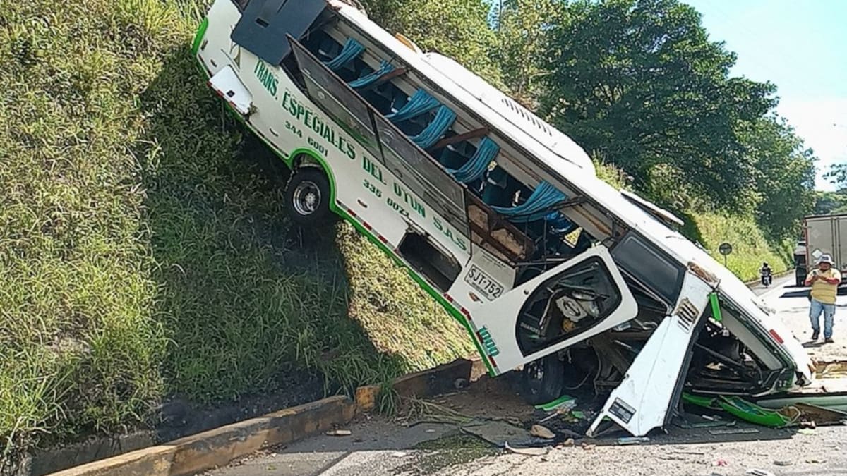 Bus de servicio especial rodó por una montaña y bloqueó vía de Pereira