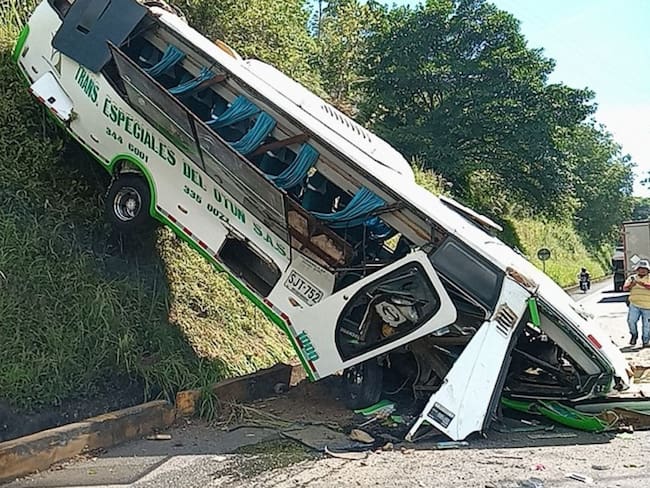 Bus de servicio especial rodó por una montaña y bloqueó vía de Pereira