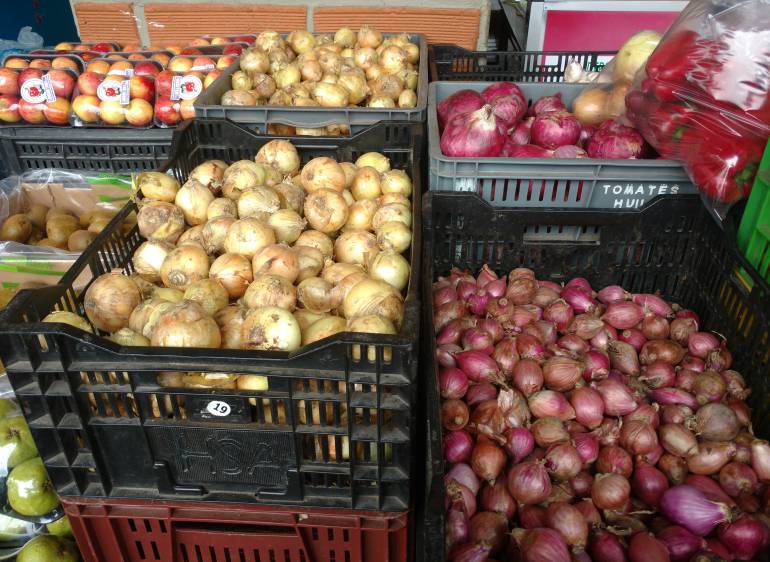 Mientras la papa cayó en el precio, la cebolla subió. 