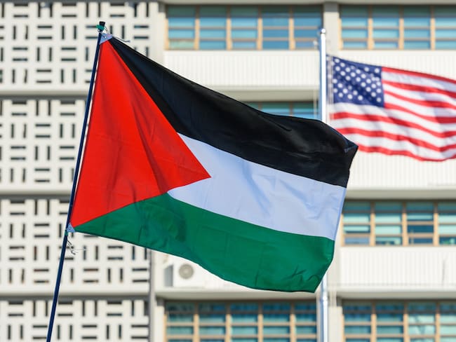 Bandera Palestina y bandera de Estados Unidos. FOTO: Kim Jae-Hwan/SOPA Images/LightRocket via Getty Images)