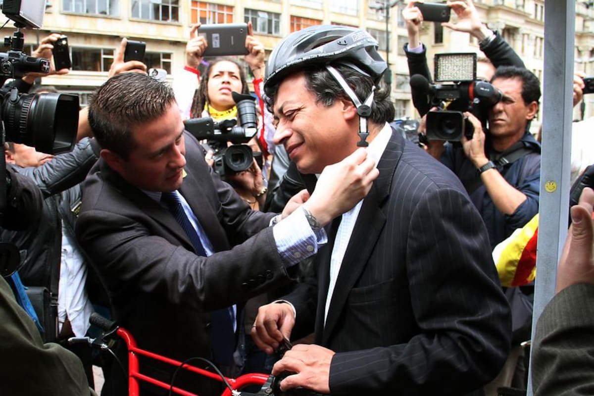 El alcalde de Bogotá, Gustavo Petro, dio inicio al servicio de préstamo gratuito de bicicletas en el marco de la peatonalización del Eje Ambiental.