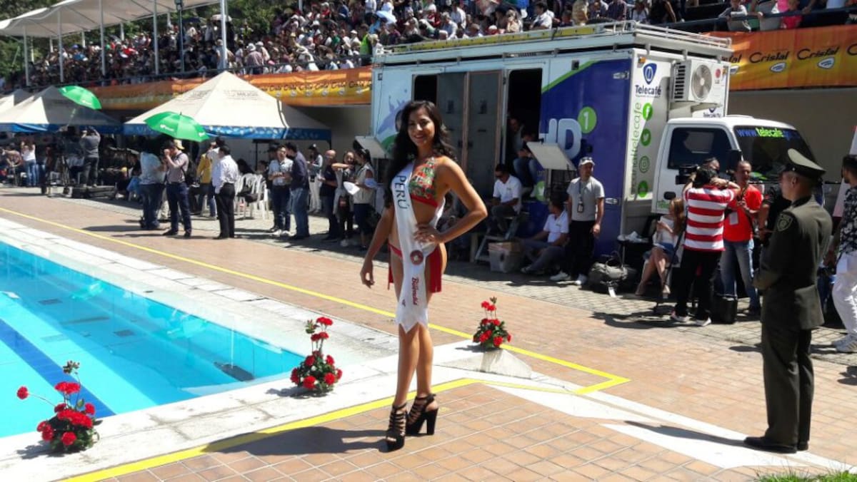Desfile en traje de baño con las candidatas al Reinado Internacional del Café