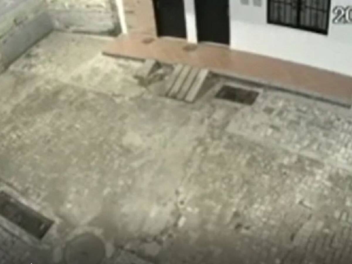 Mujer se lanza desde segundo piso para evitar ser agredida por su pareja