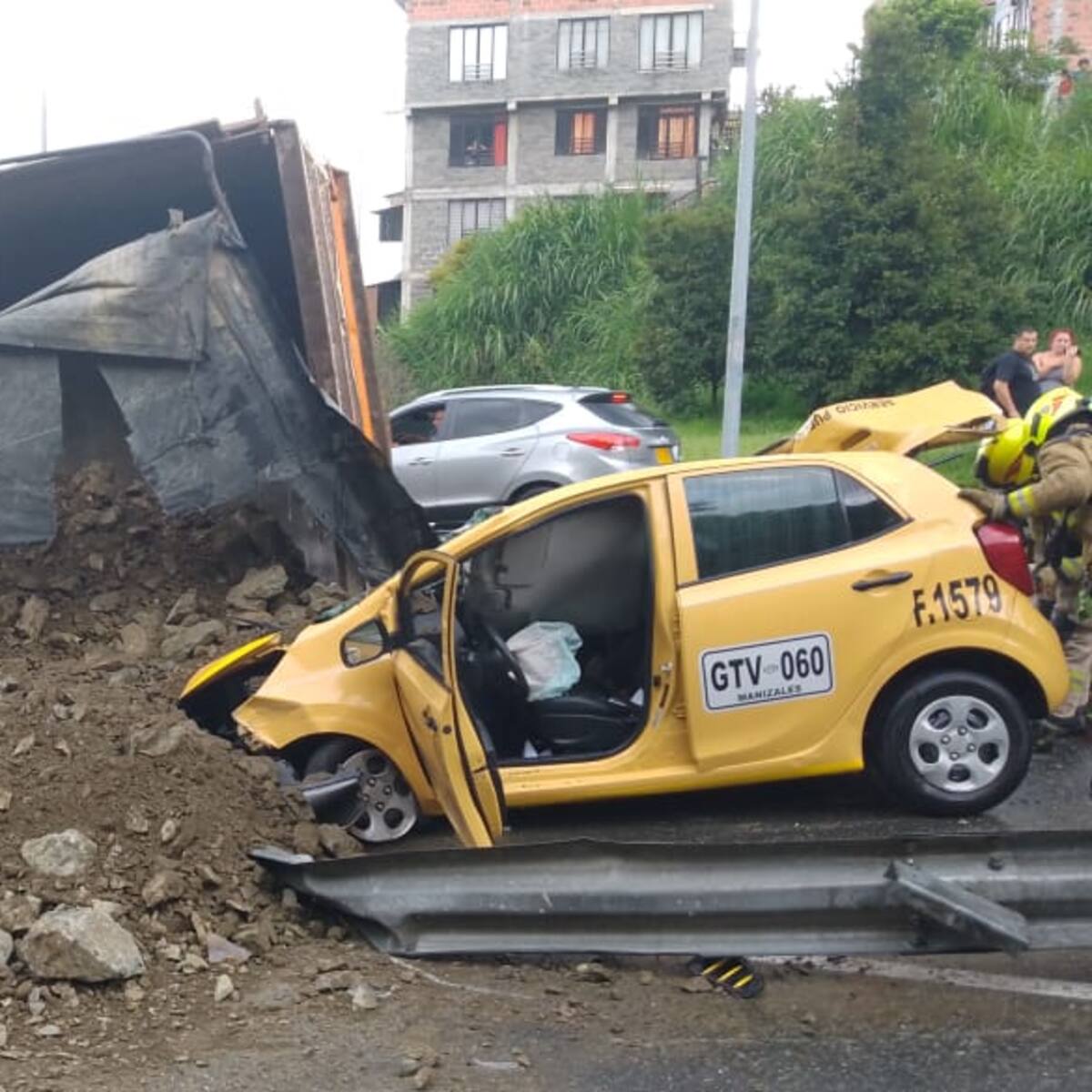 Conductor de taxi se salvó de milagro cuando una volqueta cayó sobre su vehículo
