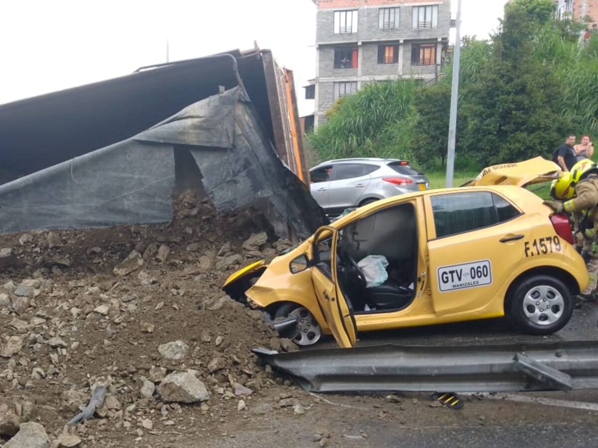 Conductor de taxi se salvó de milagro cuando una volqueta cayó sobre su vehículo