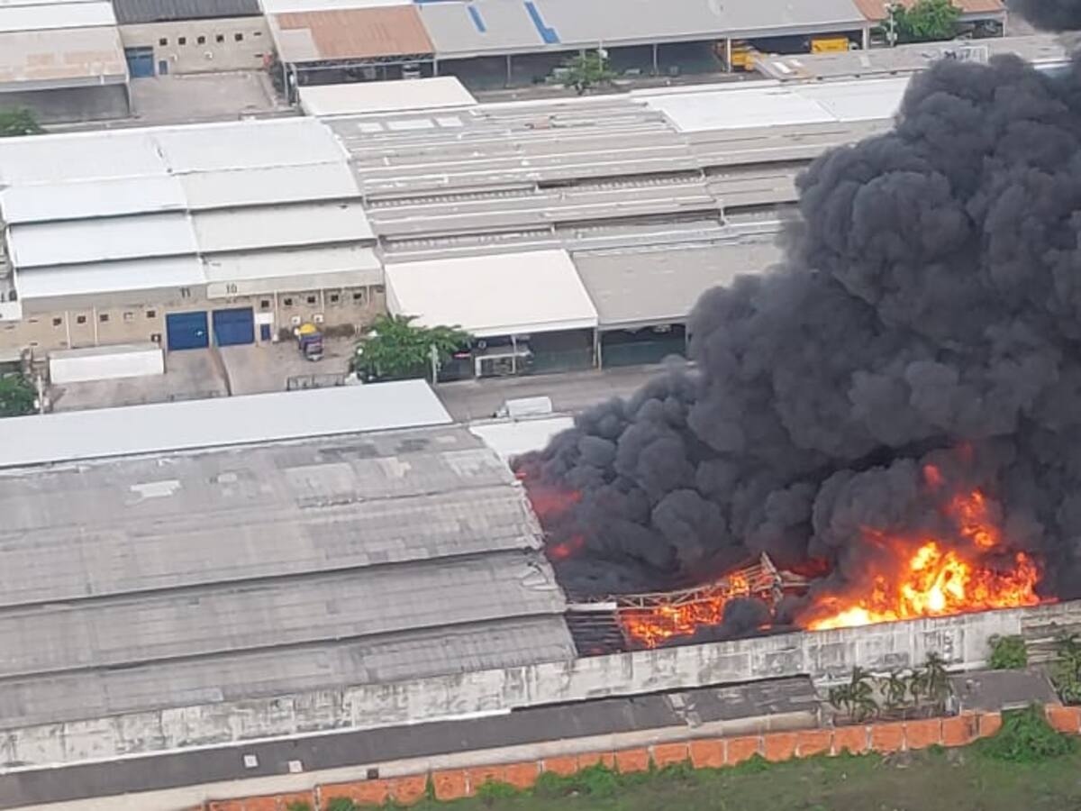 Seis máquinas de bomberos atienden grave incendio en varias bodegas de Barranquilla