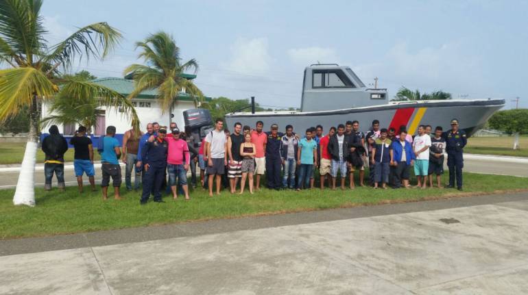 Inmigrantes detenidos por Guardacostas en el Golfo de Urabá.