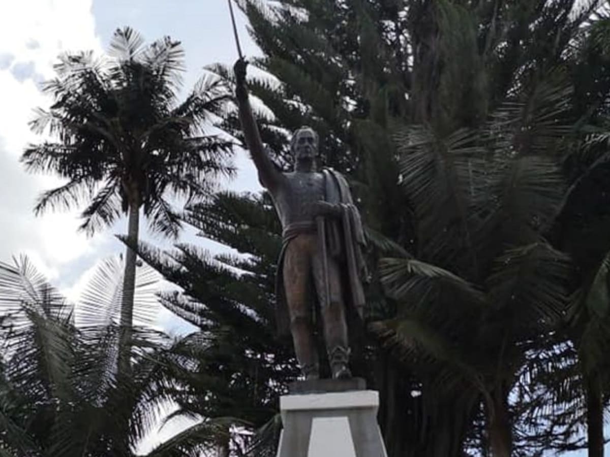 Con ofrenda floral al busto de Simón Bolívar,Salento sigue sus festividades
