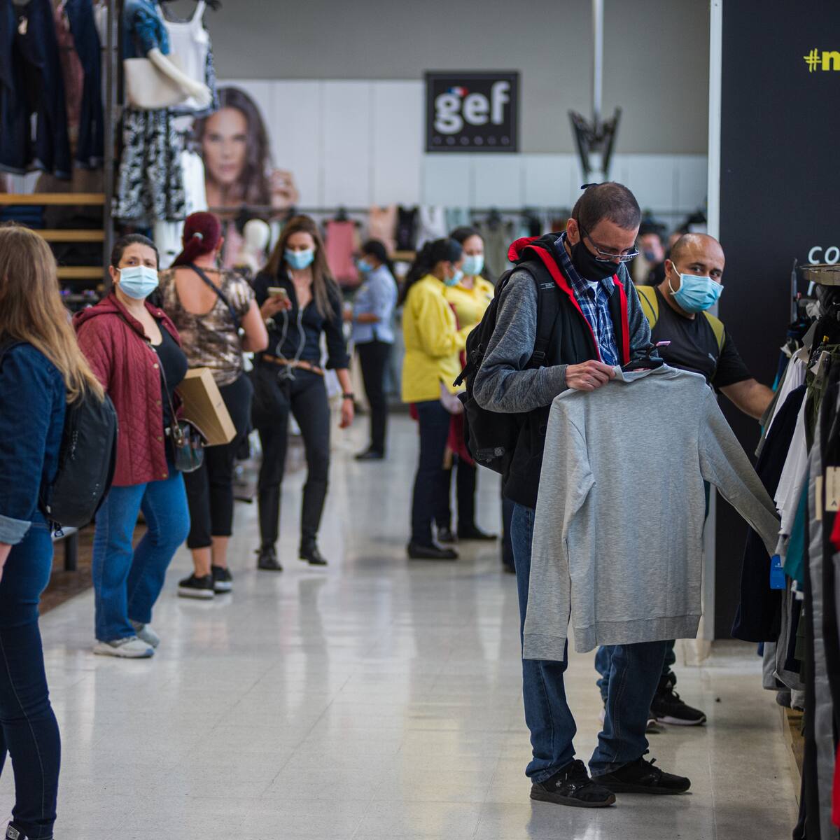 Presidente Petro propone alternativa para días sin IVA en Colombia