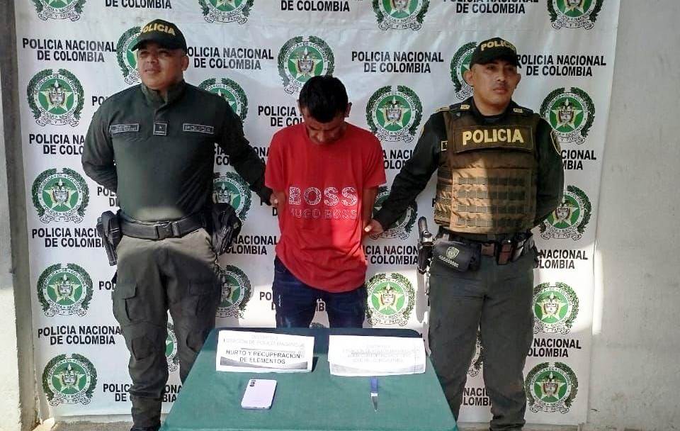 Corría con un celular hurtado y uniformados de la Policía lo capturan en flagrancia