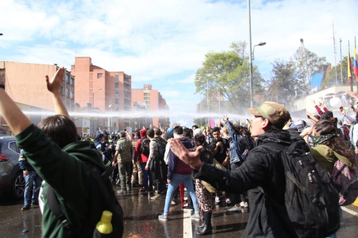Se empieza a usar la tanqueta para dispersar a los universitarios. 