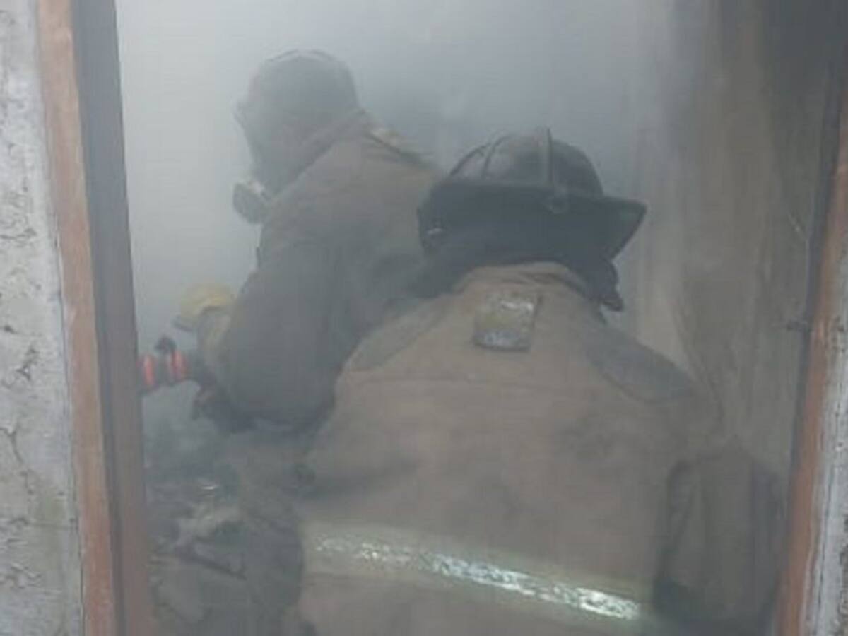 Incendio consumió dos habitaciones y enseres de una vivienda en Cartagena