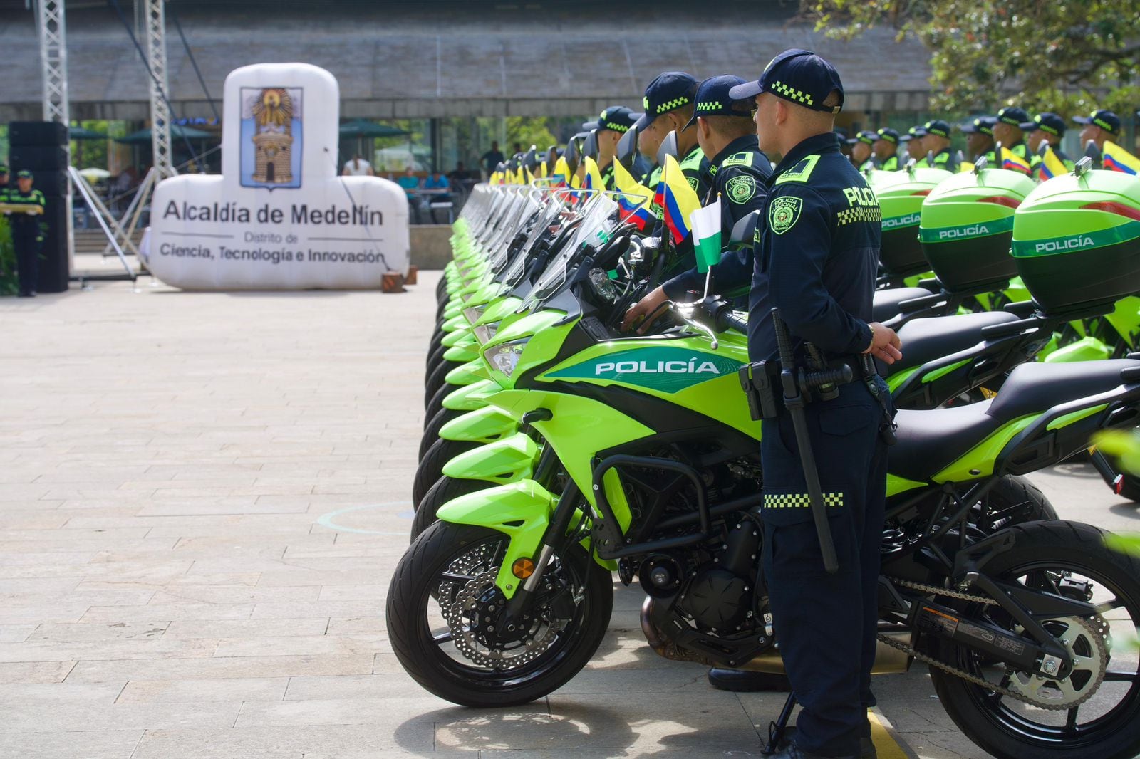 Entrega de motos nuevas a grupo élite de la Policía en Medellín. Foto: Alcaldía de Medellín.