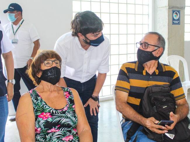 El alcalde Jaime Pumarejo durante una jornada de vacunación.