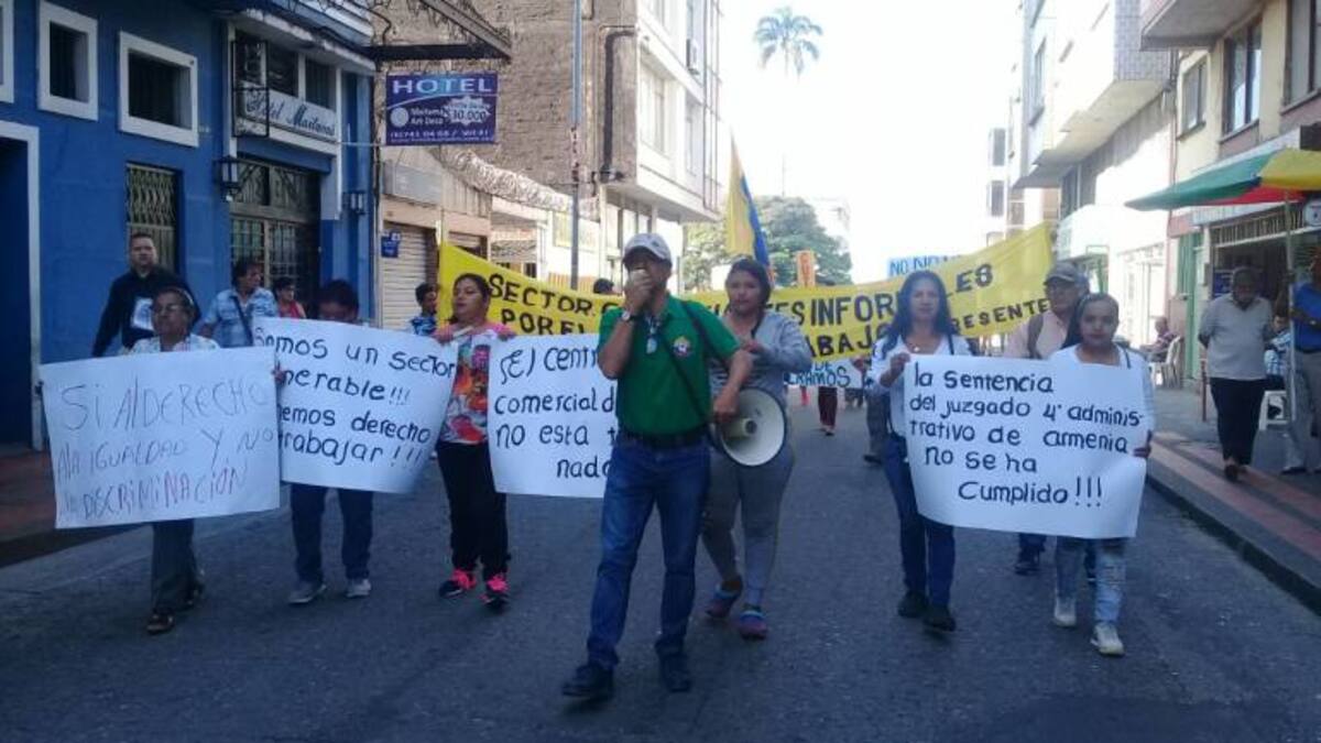 Vendedores ambulantes de Armenia protestaron por un trabajo digno en temporada navideña