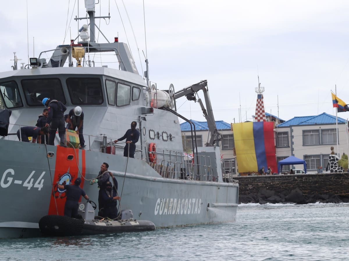 Colombia y Ecuador cooperaron para rescatar a 15 personas que naufragaron en el Pacífico