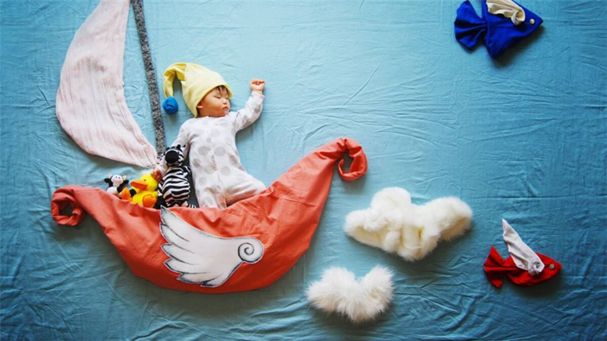 "Empiezo con un fondo simple con el sol, nubes o la Luna y lo voy haciendo más complejo. Uso mantas, ropa, juguetes, peluches y hasta papel higiénico", dice Queenie.