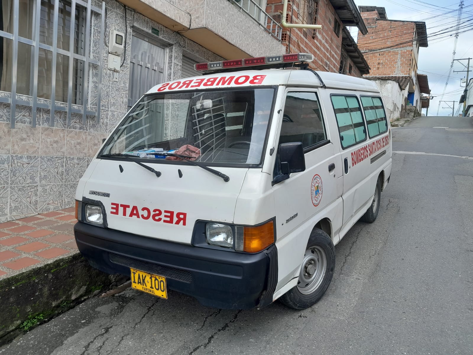 Van adaptada a vehículo de rescate de bomberos de Santa Rosa. Suministrada.