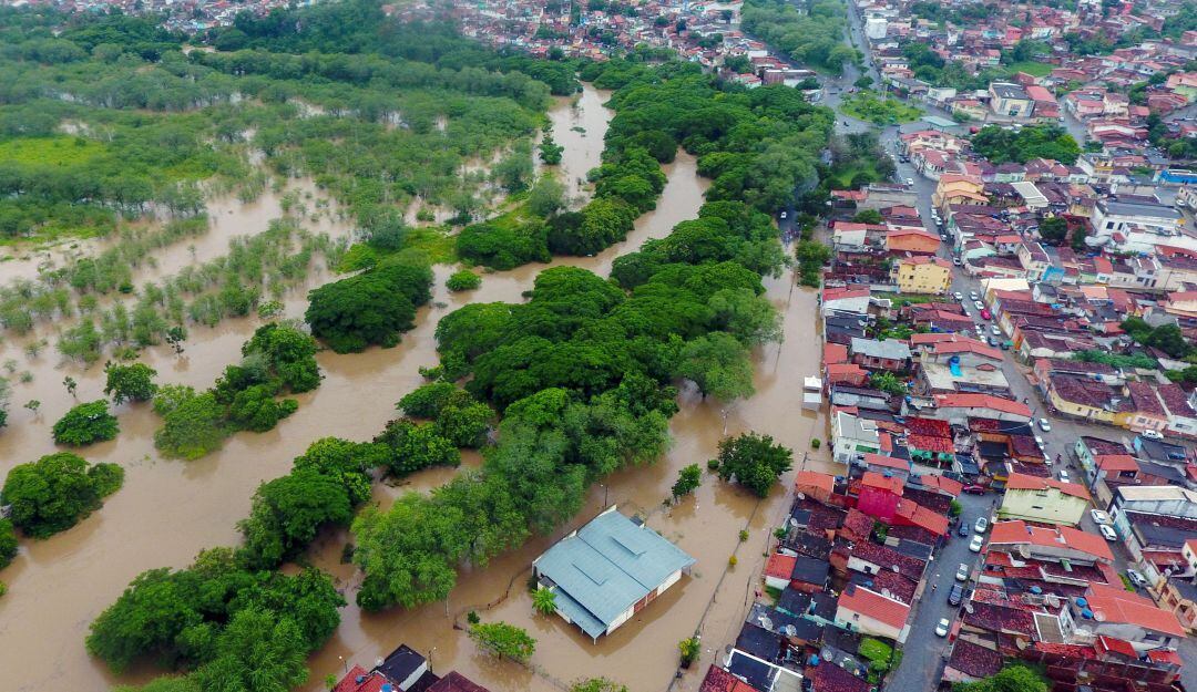 Inundaciones en Itapetinga en Brasil