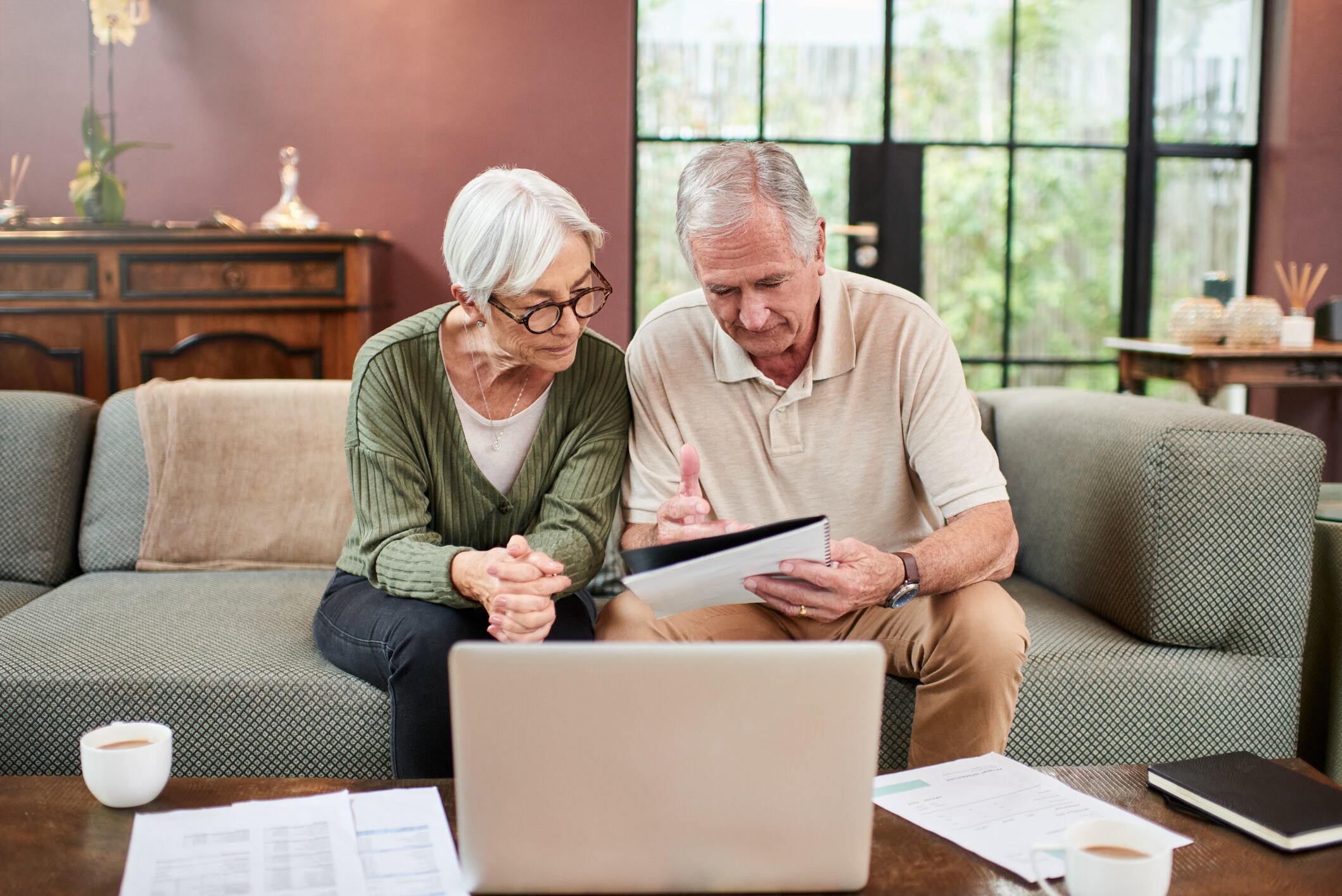 Pareja revisando una libreta (Foto vía Getty Images)