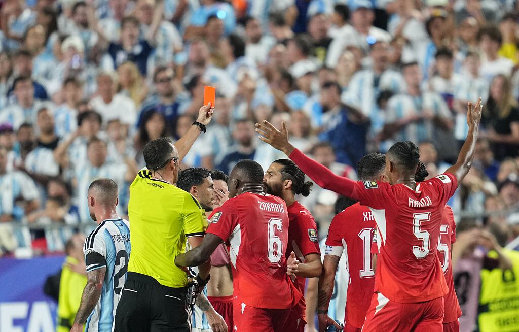 Momento de la expulsión al futbolista de Suiza Breel Donald Embolo  / Getty Images