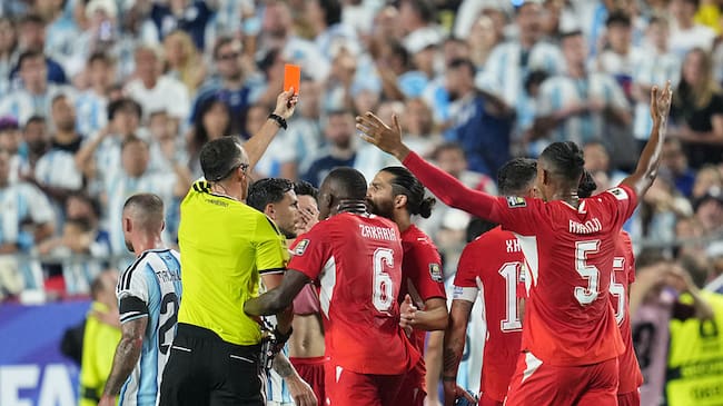 Momento de la expulsión al futbolista de Suiza Breel Donald Embolo / Getty Images