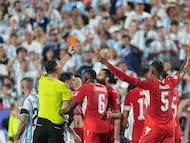 Momento de la expulsión al futbolista de Suiza Breel Donald Embolo / Getty Images