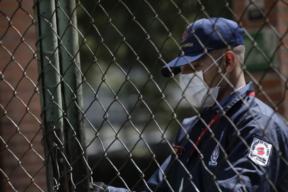 Personas de seguridad preparados para la llegada de los colombianos repatriados de Wuhan