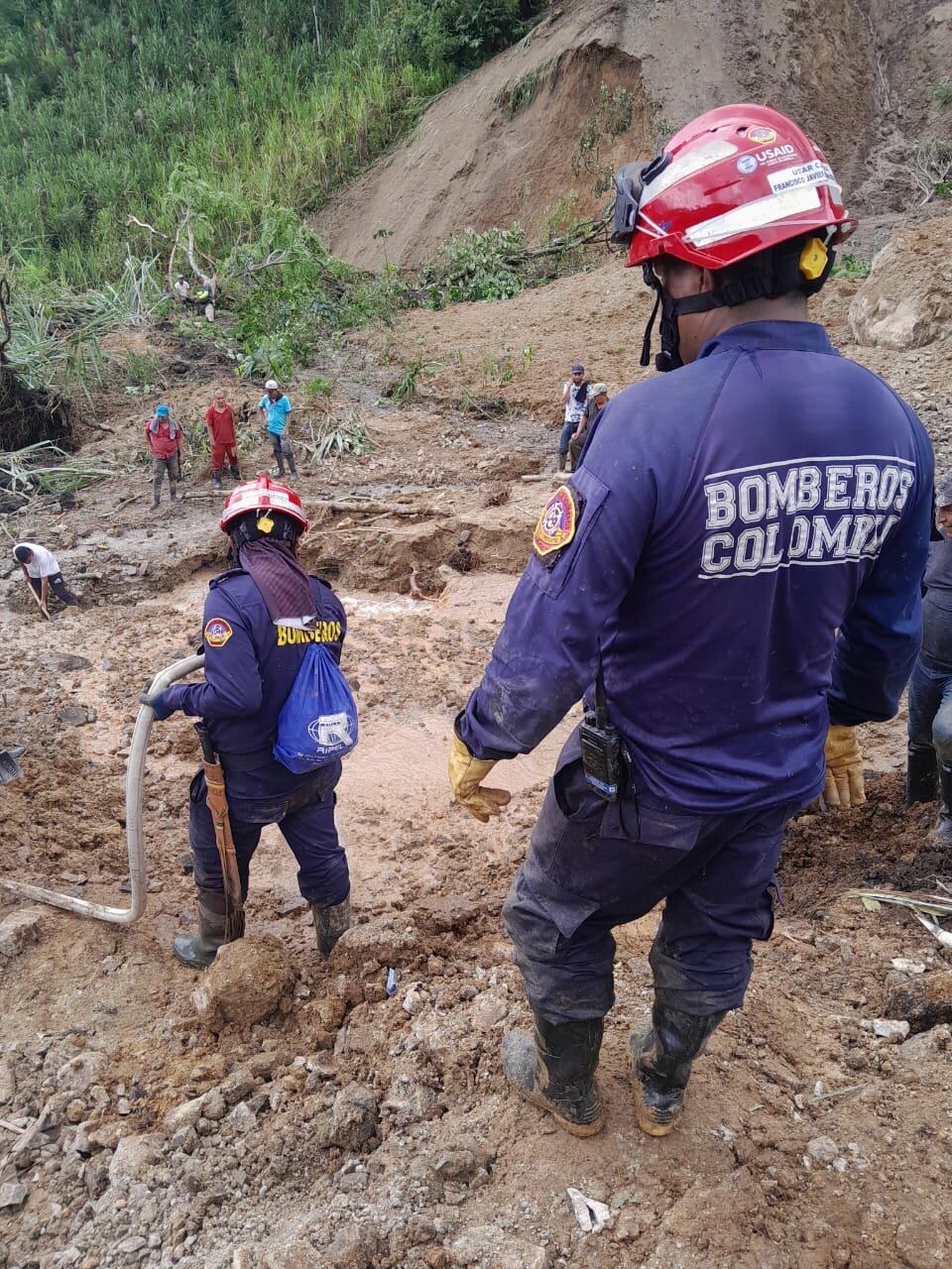 Miembros del Cuerpo de Bomberos de Riosucio en la zona de emergencia buscando el cuerpo de la mujer desaparecida. Foto suministrada.