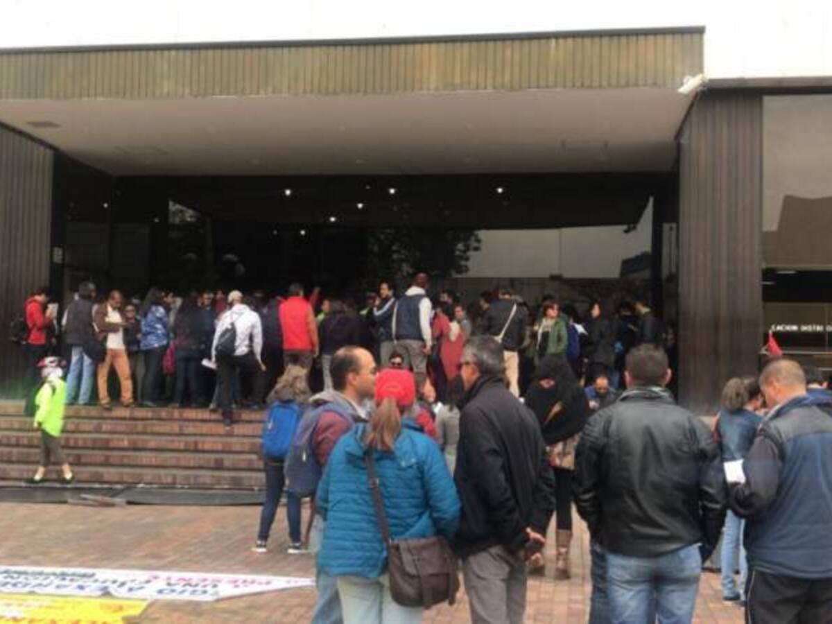 Maestros mantienen toma en Secretaría de Educación de Bogotá