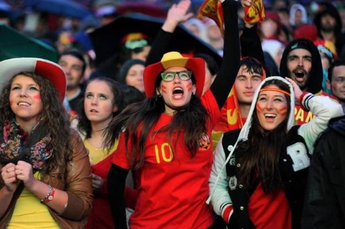 Hinchas en la tribuna en España - Irlanda