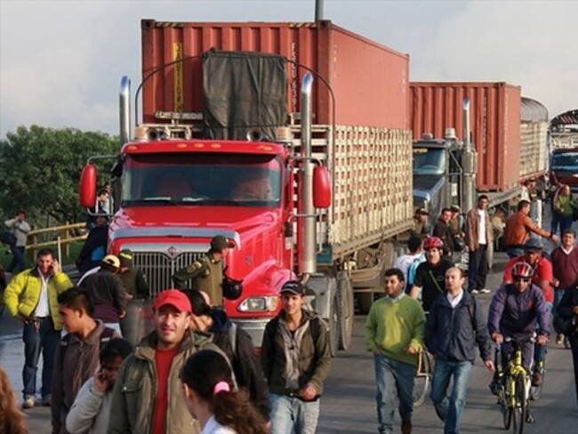 Camioneros esperan respuesta del presidente Santos para levantar paro