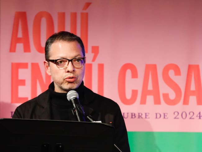 AME063. BOGOTÁ (COLOMBIA), 13/08/2024.- El ministro de las Culturas, las Artes y los Saberes, Juan David Correa, habla durante el lanzamiento del Festival Internacional de las Artes Vivas (FIAV), este martes en el Centro Nacional de las Artes Delia Zapata Olivella, en Bogotá (Colombia). EFE/ Carlos Ortega