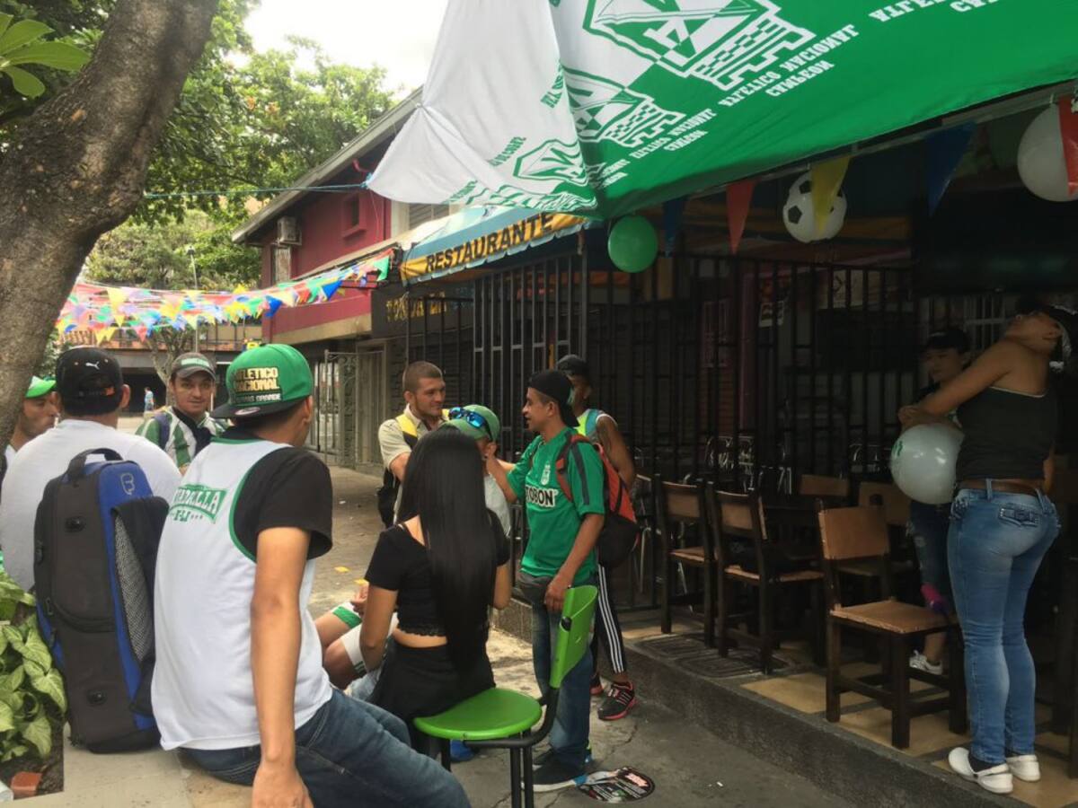El comercio formal e informal se alista para el partido. Mientras bares alistan promociones y decoran sus negocios, los vendedores ambulantes engalanan las calles de Medellín con artículos alusivos al equipo verde. 