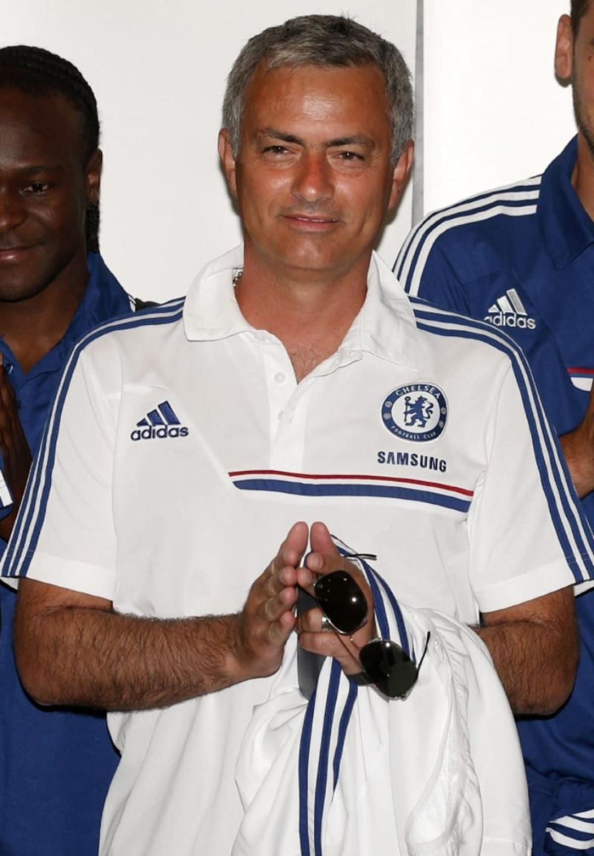 El entrenador del Chelsea, el portugués Jose Mourinho, realiza el tradicional saludo tailandés, a su llegada al aeropuerto de Suvarnabhumi en Bangkok, Tailandia. EFE/RUNGROJ YONGRIT