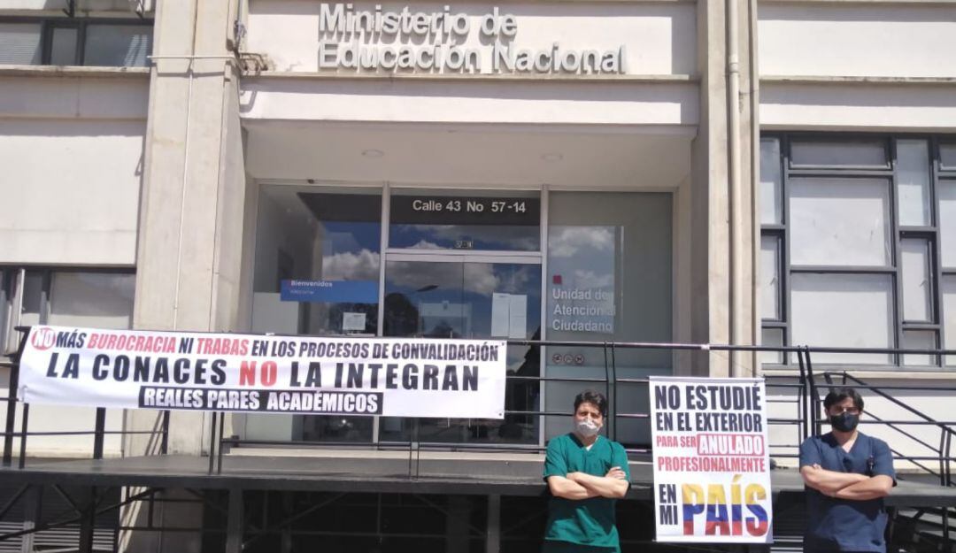 Santandereano lleva 5 días en mineducación haciendo Plantón. 