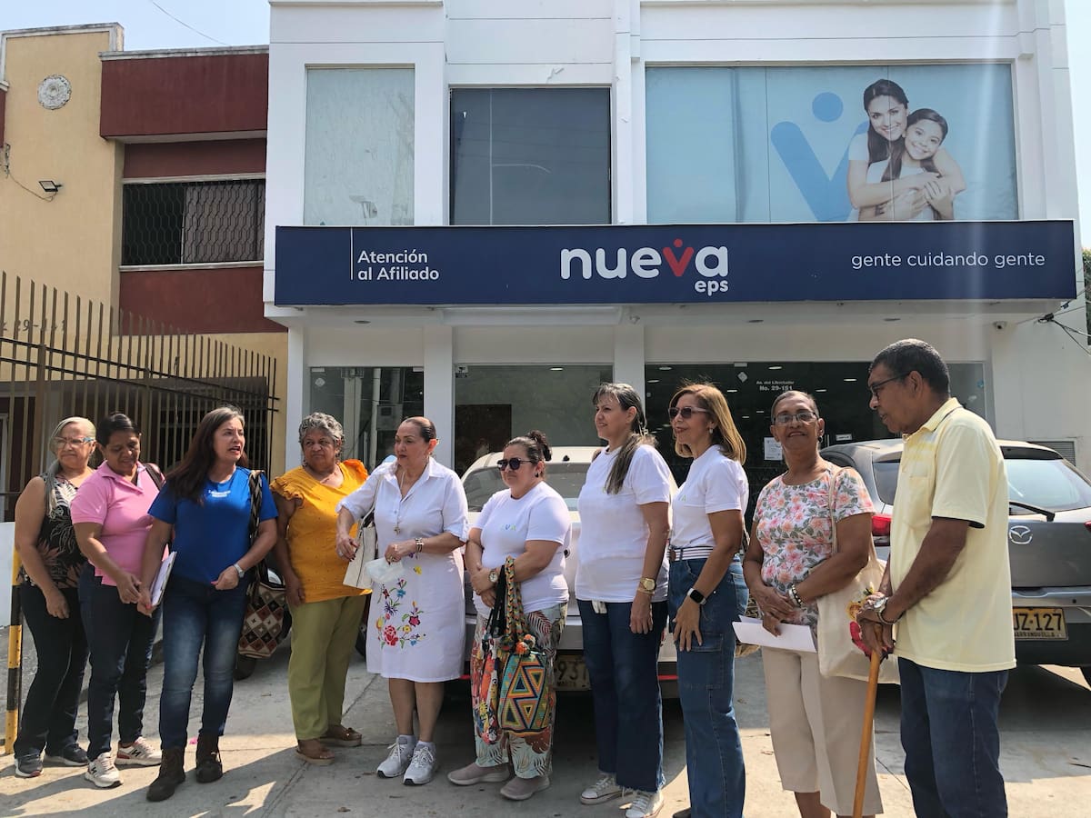 Plantón y reclamos en la Nueva Eps en Santa Marta, usuarios padecen por no recibir sus medicamentos