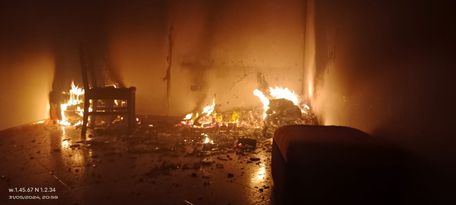 Incendio estructural solo dejo perdidas materiales. Foto Bomberos Pitalito.